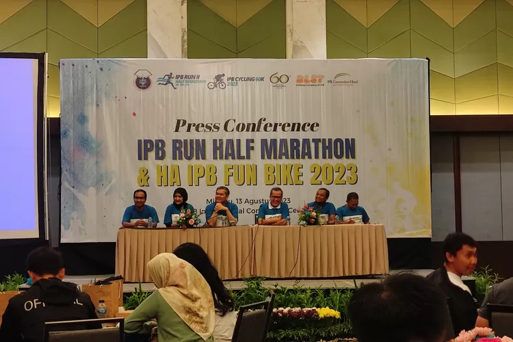 Ketua Umum HA IPB, Walneg S Jas memberikan keterangan terkait rencana kegiatan Run Half Marathon dan Fun Bike 2023.