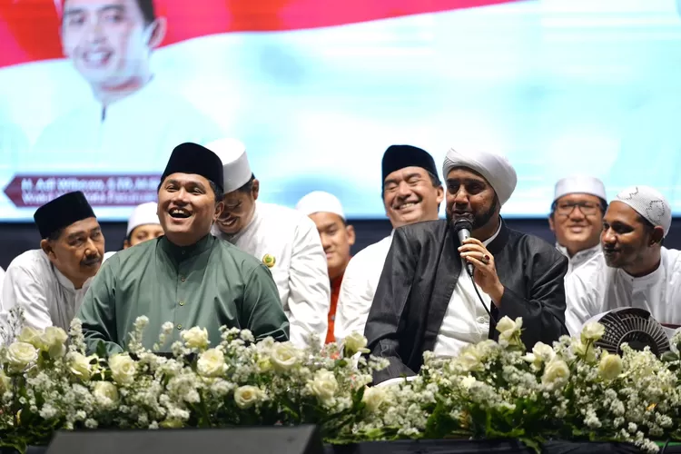 Menteri BUMN Erick Thohir bersama ribuan orang ikut dalam Pasuruan Bersholawat bersama Habib Syech Bin Abdul Qodir Assegaf di Stadion Untung Suropati.