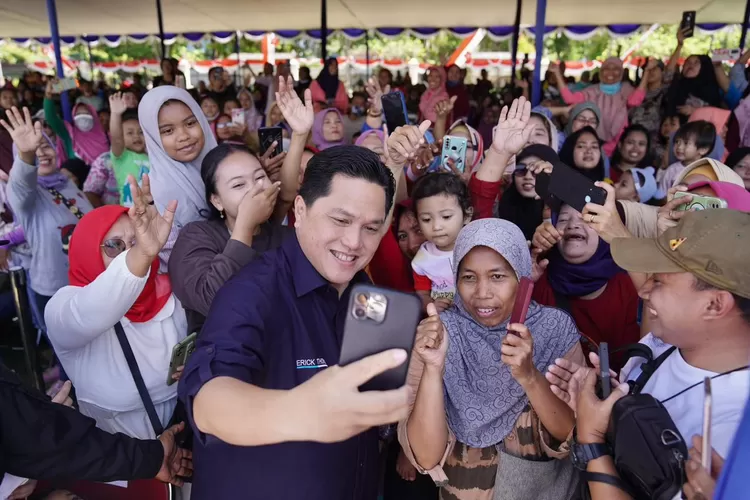 Kementerian Badan Usaha Milik Negara/BUMN menggelar pasar murah sebanyak 3.000 paket sembako sebagai komitmen kehadiran negara Indonesia. (Twitter.com/@erickthohir)