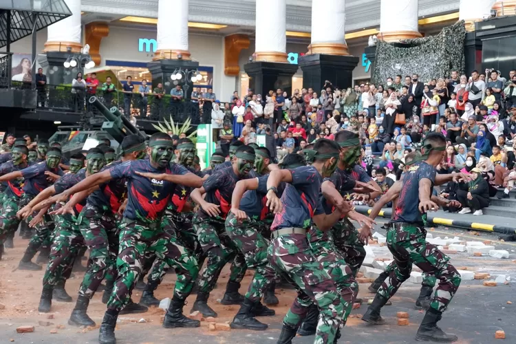 Atraksi prajutit memeriahkan Independence Day Military Expo 2023 yang digelar Jogja City Mall menjelang HUT ke-78 Kemerdekaan RI.  (Istimewa)