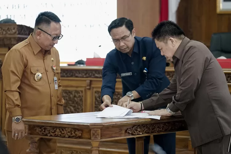 Pj Walikota Salatiga, Sinoeng N Rachmadi saat Rapat Paripurna dengan DPRD Salatiga, Sabtu (12/8/2023).  (Foto: Dok Prokompim Salatiga)