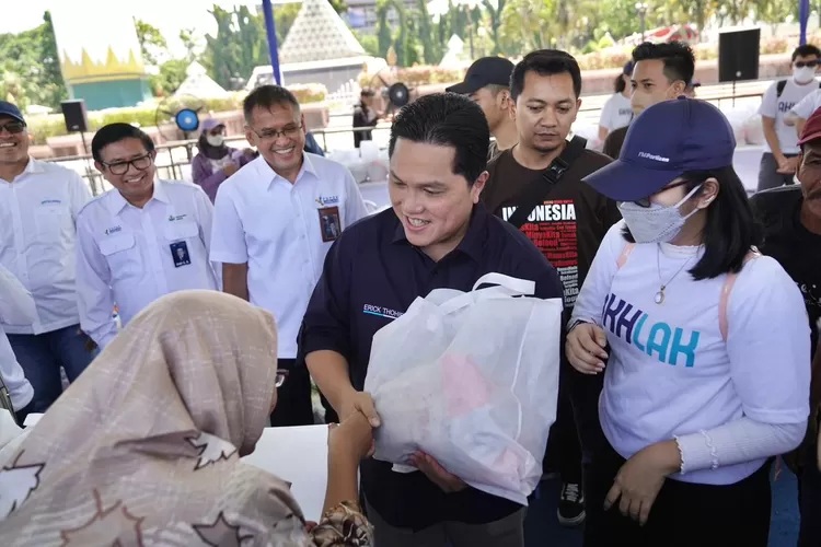 Erick Thohir memantau pelaksanaan pasar murah secara langsung yang digelar di halaman Tugu Pahlawan Surabaya, Minggu (Gorajuara/@erickthohir)