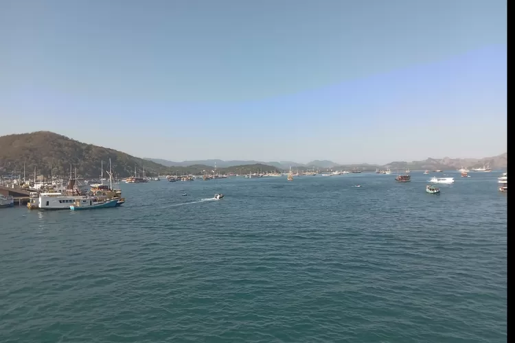 Pemandangan di salah satu sudut Pantai Labuan Bajo. Di Labuan Bajo kini mulai muncul kasus yang mengarah ke kekerasan seksual berbasis online. (Foto: KLIKLABUANBAJO.ID)