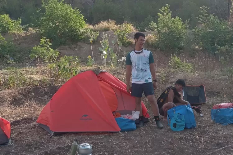 Suasana di kamp satu di hari pertama penjelajahan. Penjelajah Flores Sea Kayak Expedition besok tiba di Riung, lusa di Mbay sekaligus recovery.. (Foto: KLIKLABUANBAJO.ID)