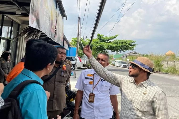 Peninjauan Satpo PP terhadap kesemrawutan kabel internet fiber optik milik 4 provider.  (dok. Pemko Pekanbaru)