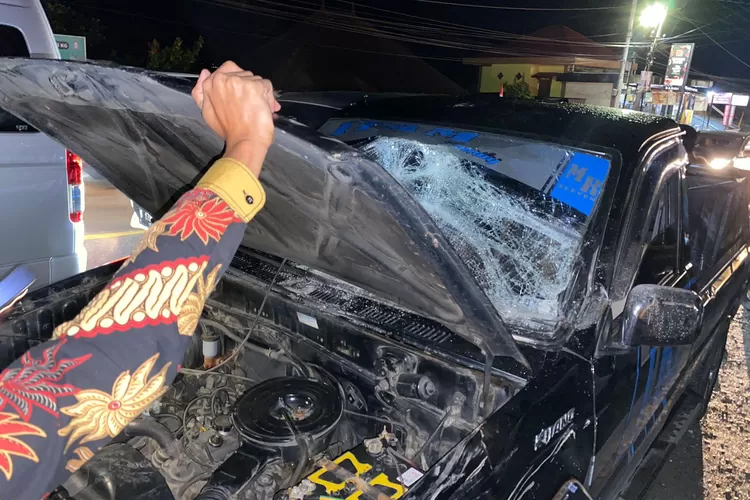 Truk Nissan Mundur Hingga Hantam Lima Mobil di Jalan Lintas Solok - Padang (IST)