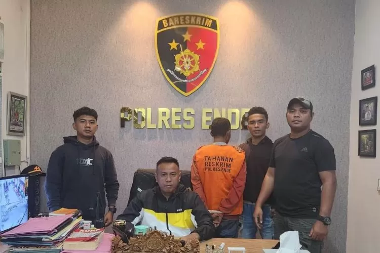 Polres Ende telah menahan tersangka tindak pidana pembunuhan berinisial PN alias NUS (40) terhadap korban perempuan berinisial VM (29) di Ende, NTT, Sabtu (12/8/2023).  (ANTARA/HO-Polres Ende)