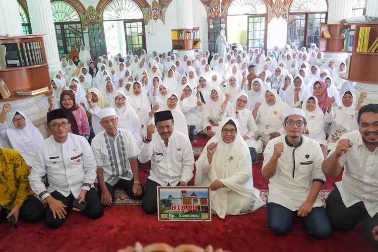 Wako Hendri Septa dan rombongan bersama pengurus dan anggota  MTI Kecamatan Koto Tangah, Kota Padang. (Prokopim)
