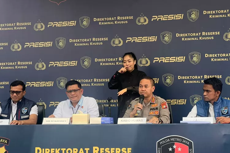 Dirreskrimsus Polda Metro Jaya Kombes Pol Ade Safri Simanjuntak dalam Keterangan Pers