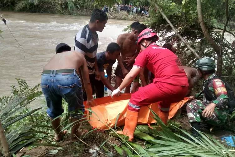 Tim SAR gabungan akhirnya berhasil mengevakuasi dua korban kecelakaan mobil yang terjun ke sungai di Palembayan Agam (Ist)