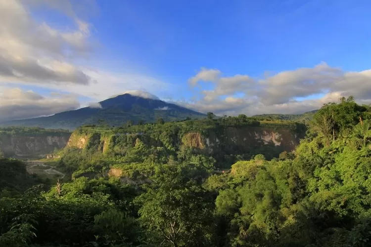 Ngarai Sianok, Bukti Nyata Pergerakan Lempeng di Sumatera Jadi tempat Wisata Yang Wajib Kamu Kunjungi (Sumbarprov.go.id)