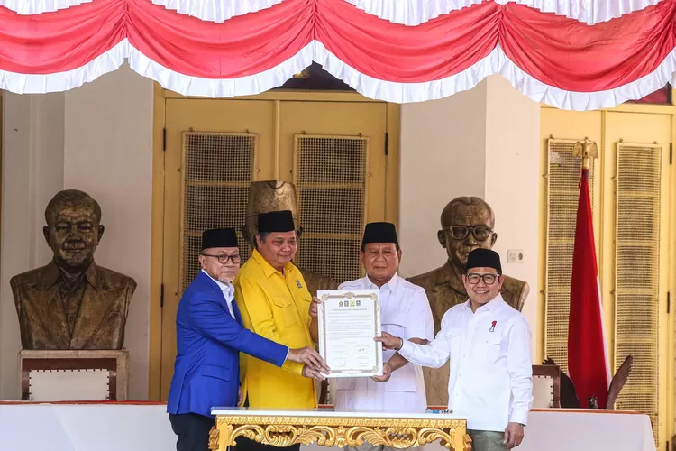 Dua partai parlemen, yakni Golkar dan PAN, akhirnya memutuskan bergabung. Mereka menyatakan dukungannya pada Prabowo Subianto sebagai calon presiden pada Pemilu 2024. (MIFTAHUL HAYAT/JAWA POS)