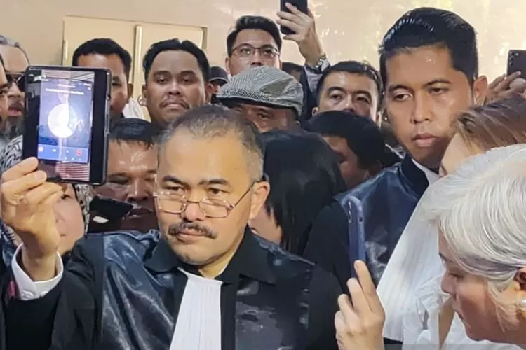 Kamaruddin Simanjuntak memberikan keterangan kepada wartawan sebelum pemeriksaan dirinya sebagai tersangka di Bareskrim Polri, Jakarta, Senin (14/8/2023).  (ANTARA/Laily Rahmawaty)