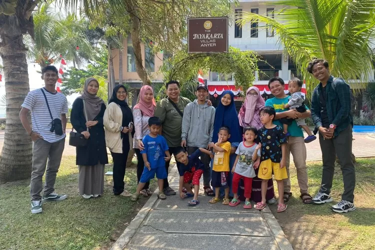 Pendiri CV Dirgantara bersama keluarga dan team