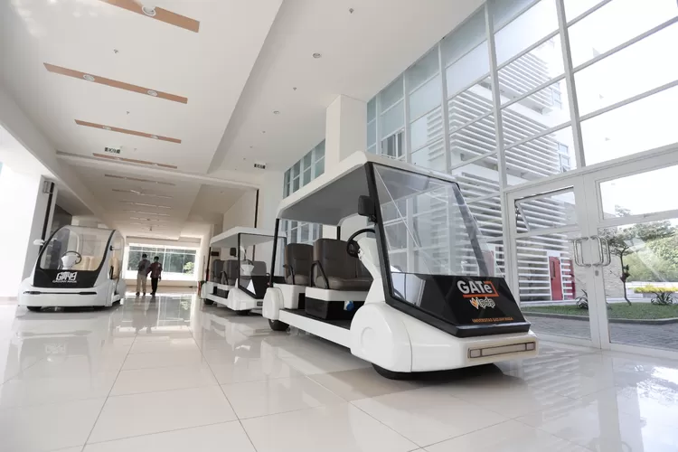 Kendaraan listrik Gadjahmada Airport Transporter Electric atau GATe besutan peneliti UGM resmi masuk ke dalam e-katalog nasional.  (Foto: Humas UGM)