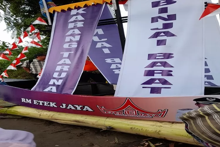 Rakit hias Karang Taruna Binjai Ikut Lomba (Realitasonline.id/BD)