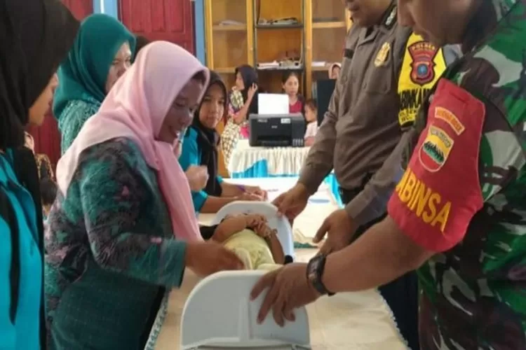  Personil Bhabinkamtibmas dan Babinsa monitoring progam kesehatan Balita dan ibu hamil di Posyandu Desa Ramba Sihasur ( Realitasonline.id/Riswandy)