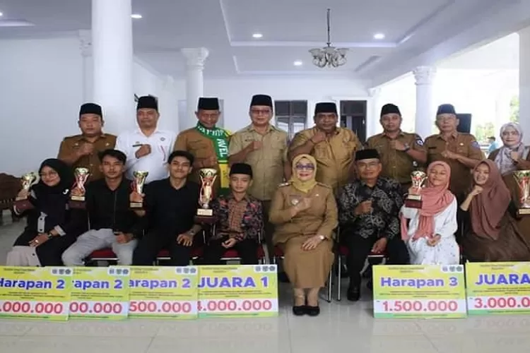  Wabup Labuhanbatu Hj Ellya Rosa Siregar bersama pemenang lomba festival seni qasidah tingkat provinsi  (Realitasonline.id/RS)