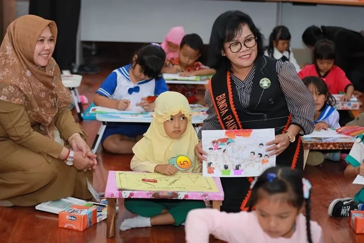 Ratnawati Radiapoh Hasiholan ditengah anak anak dalam acara lomba mewarnai pada peringatan HAN tahun 2023  (Realitasonline.id/SS)