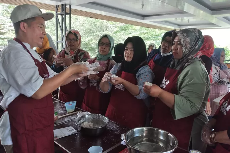 Ibu-ibu belajar bikin pempek dalam latihan bareng (Latbar) bersama Chef Anca. Bisa gunakan ikan tenggiri, ikan gabus dan ian putak. (dok)