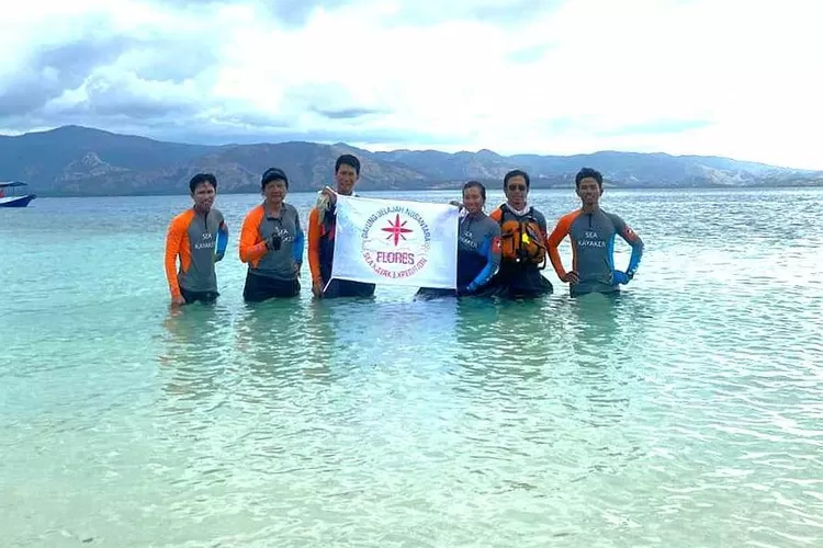 Sudah seminggu mendayung kayak di laut, penjelajah Flores Sea Kayak Expedition menikmati pesona alam Riung, Kabupaten Ngada, NTT.