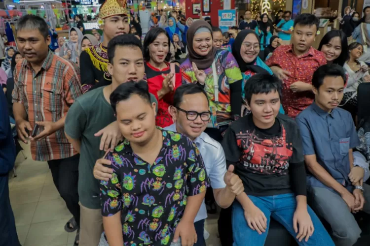 Wali Kota Bogor Bima Arya bersama anak kebutuhan khusus saat talkshow 'Ayah Hebat'. (Pemkot Bogor)