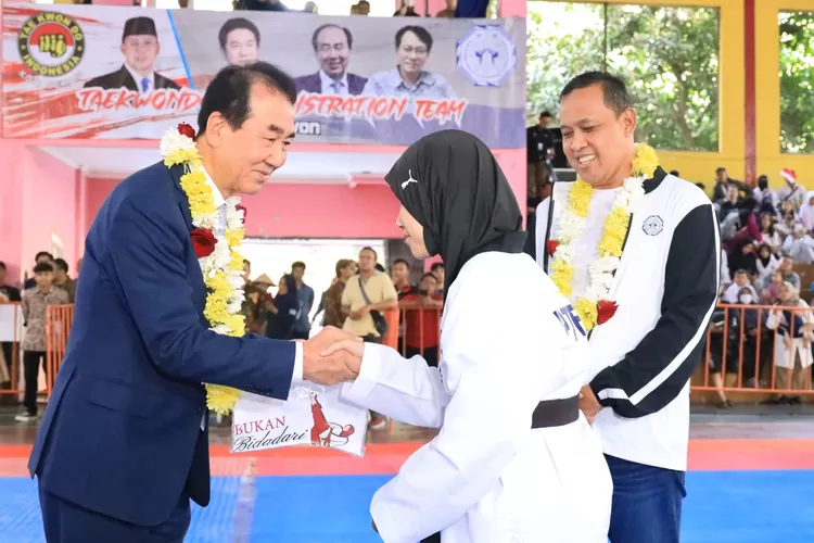 Plt Wali Kota Bekasi Tri Adhianto menerima  Wakil Presiden Pusat Taekwondo Dunia, Vice President of Kukkiwon World Taekwondo Headquarters, Kim Moocheon, Sabtu 12 Agustus 2023. (Pemkot Bekasi)