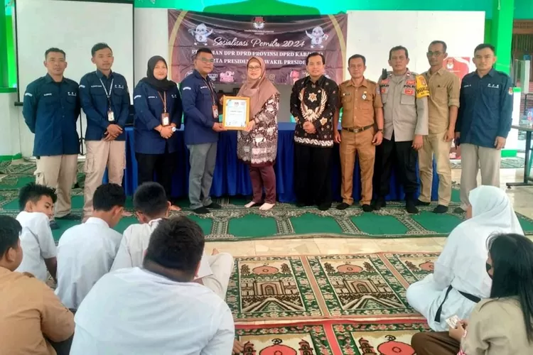 Genjot Suara dari Pemilih Pemula, KPU Depok dan PPK Cipayung Beri Sosialisasi Pemilu di SMK Izzata dan SMA Arjuna, Senin (14/8) (ist)