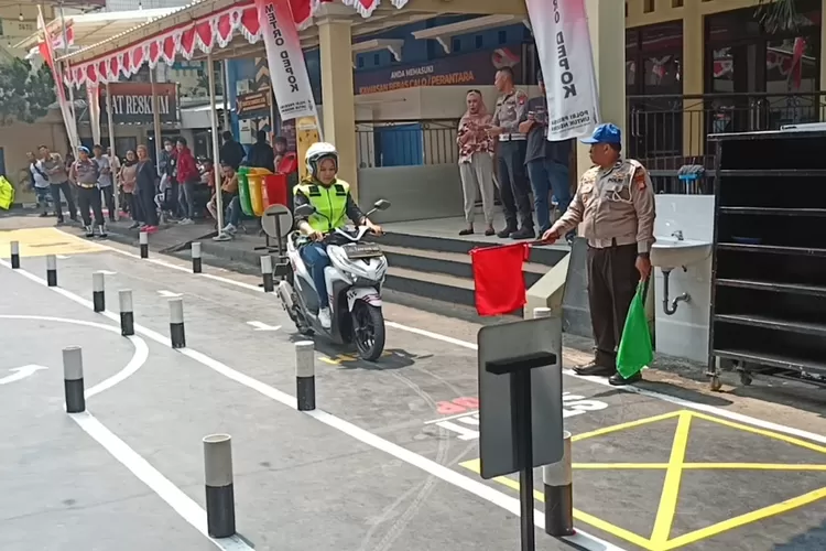 Praktik ujian SIM C di Polres Metro Depok, Senin (14/8). Kanit Regident Polres Metro Depok, AKP Narendra Rian Agusta menilai pemohon mengalami peningkatan. (ist)