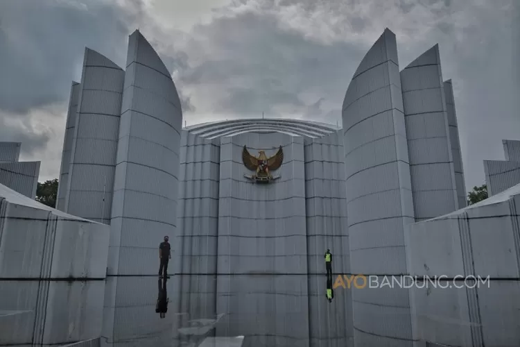 Petugas keamanan berpatroli di area Monumen Perjuangan Rakyat, Dipatiukur, Kota Bandung.