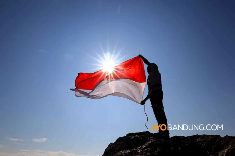 Masyarakat diminta kibarkan bendara Merah Putih sebulan penuh sejak 1 Agustus (Ayobandung.com/Irfan Al-Faritsi)