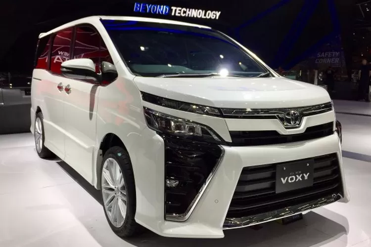 Toyota All New Voxy dalam gelaran GIIAS di ICE BSD, Tangerang, Sabtu (19/8). (ANTARA FOTO/Muhammad Iqbal)