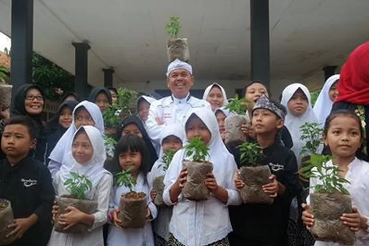 Bupati Purwakarta, Dedi Mulyadi, bersama dengan siswa-siswi SD Negeri Ciwangi, Kabupaten Purwakarta, Jum'at (10/2) -- (Instagram @dedimulyadi71)