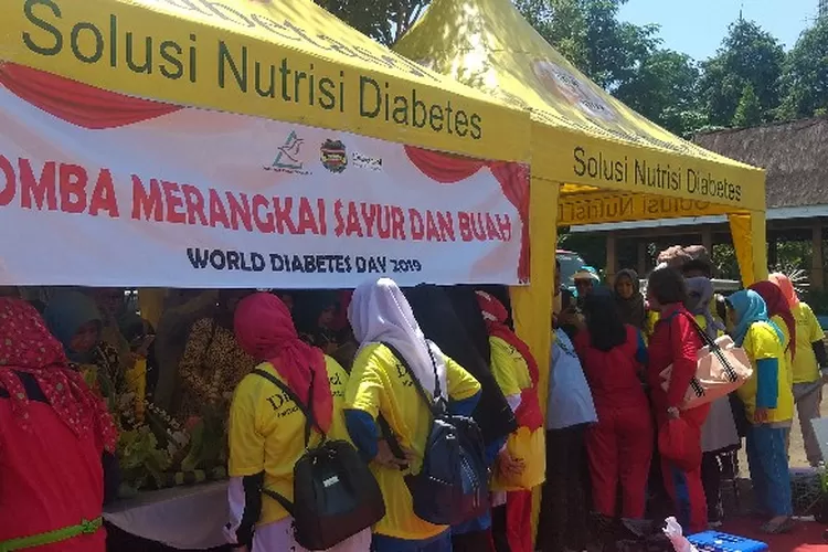 Peserta peringatan hari diabetes sedunia mengikuti perlombaan. (ayopurwakarta.com/Dede)