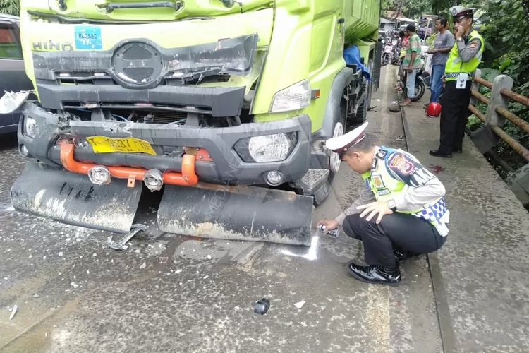 Hino Dump Truk yang menjadi penyebab kecelakaan beruntun di Jalan Arteri Purwakarta-Bandung, Selasa (4/2/2020). (Ayopurwakarta.com/Dede Nurhasanudin)