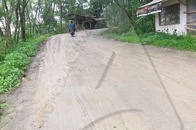 Jalan Raya Militer di Kecamatan Darangdan, Kabupaten Purwakarta, yang berdebu. (Ayopurwakarta.com/Dede Nurhasanudin)