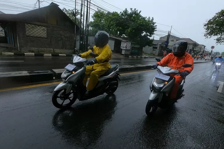 ilustrasi berkendaraan di tengah musim hujan. (Dok. Yamaha)