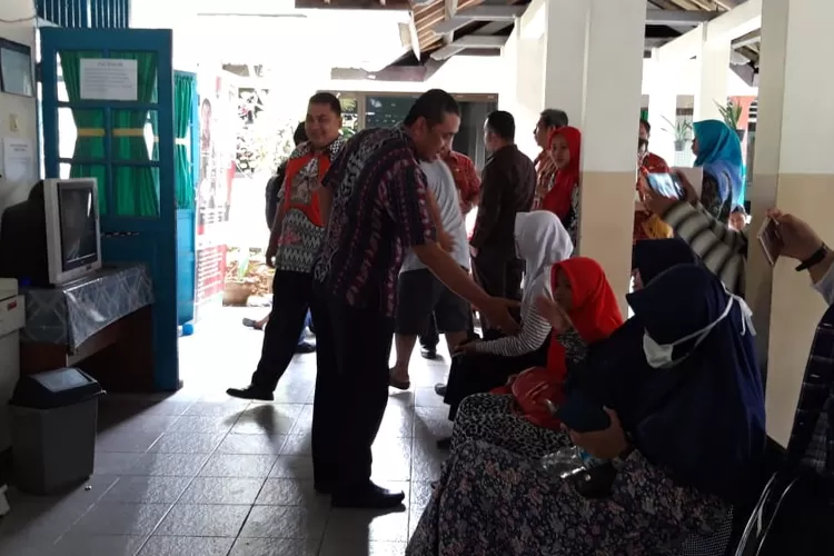 Sejumlah pasien mengantre di Puskesmas Tlogosari Kulon, Senin (25/2/2019). (Afri Rismoko/ayosemarang.com)