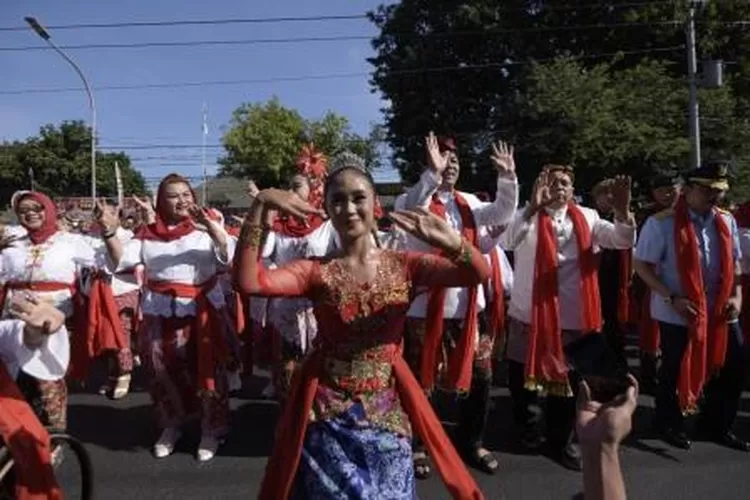 Wali Kota Semarang, Hendrar Prihadi dan Wakil Wali Kota Semarang, Hevearita G. Rahayu dalam acara joged bareng Tari Semarangan, Kamis (2/5/2019). (Afri Rismoko/Ayosemarang.com)