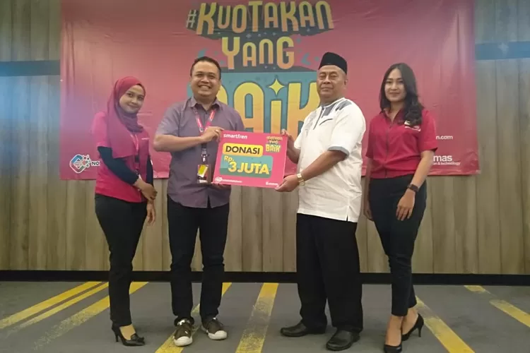 Regional Brand Activation Manager Northen Central Java PT Smartfren Telecom, Hardi Agus memberikan donasi secara simbolis kepada panti asuhan di Room Inc Hotel, Rabu (15/5/2019). (Afri Rismoko/Ayosemarang.com)