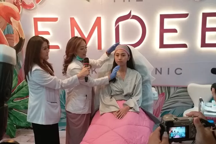 Pemilik The Emdee Skin Clinic Semarang dokter Olivia Vina Faranita saat demo perawatan kecantikan pada pembukaan cabang ke 8 di Jl Gajahmada Semarang, Minggu (21/7/2019). (Istimewa)