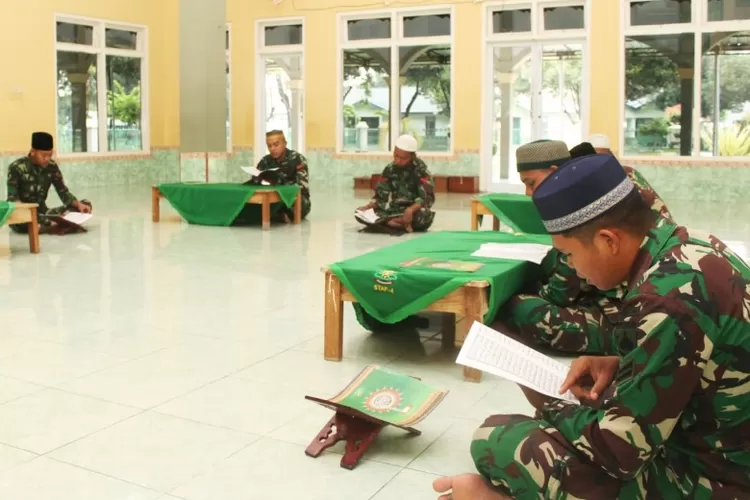 Prajurit Yonif 407/PK Tegal melaksanakan kegiatan Khotmil Quran. (Ayotegal.com/Dwi Ariadi)