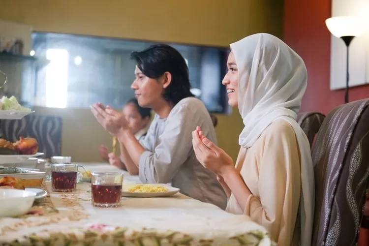 Ilustrasi, berdoa sebelum buka puasa ( iStock)
