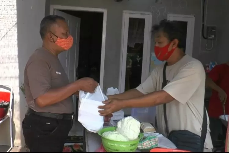 Warung ayam kremes D'OYOK yang berlokasi di Desa Lebo, Kecamatan Warungasem, Kabupaten Batang memberika  makanan gratis untuk penderita Covid-19. Senin 5 Juli 2021. (dok)