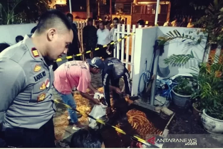 Semburan lumpur dari pekarangan depan rumah warga Perumahan Kutisari Indah Utara III/19, Kecamatan Tenggilis Mejoyo, Kota Surabaya, Jawa Timur, Senin (23/9/2019). (Abdul Hakim/Antara)***