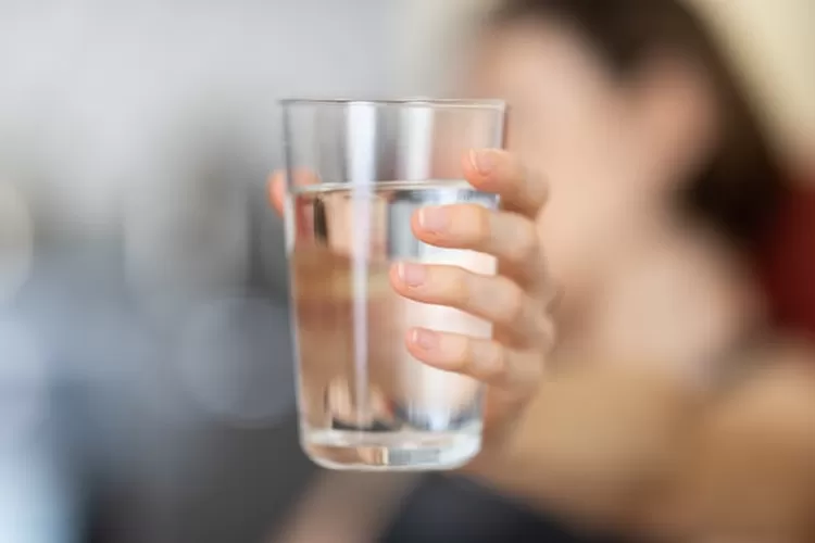 Cara minum air putih yang dianjurkan untuk menurunkan berat badan, salah satunya minum saat mulai merasa lapar. ( engin akyurt on Unsplash)