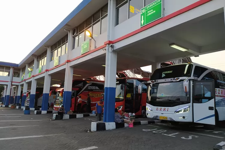 Dampak PPKM, Jumlah Penumpang Bus Di Purabaya Dan Osowilangun ''Ambyar ...