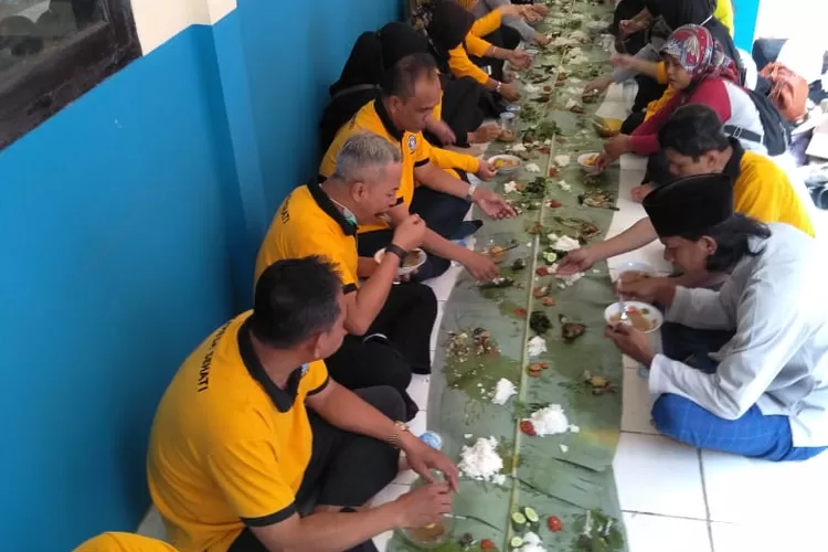 Babacakan, Filosofi Kebersamaan Dalam Hamparan Daun Pisang - Esn Banten