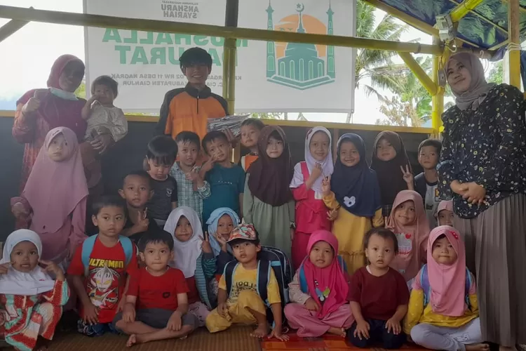 Terdampak Gempa Cianjur, Siswa RA Al-Muttaqin Terpaksa Belajar di Pengungsian.(Foto: Afsal Muhammad/cianjurtoday.com)