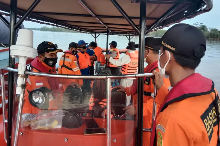 Tim SAR gabungan saat menelusuri sungai Lalan mencari korban hilang tabrakan Speedboat